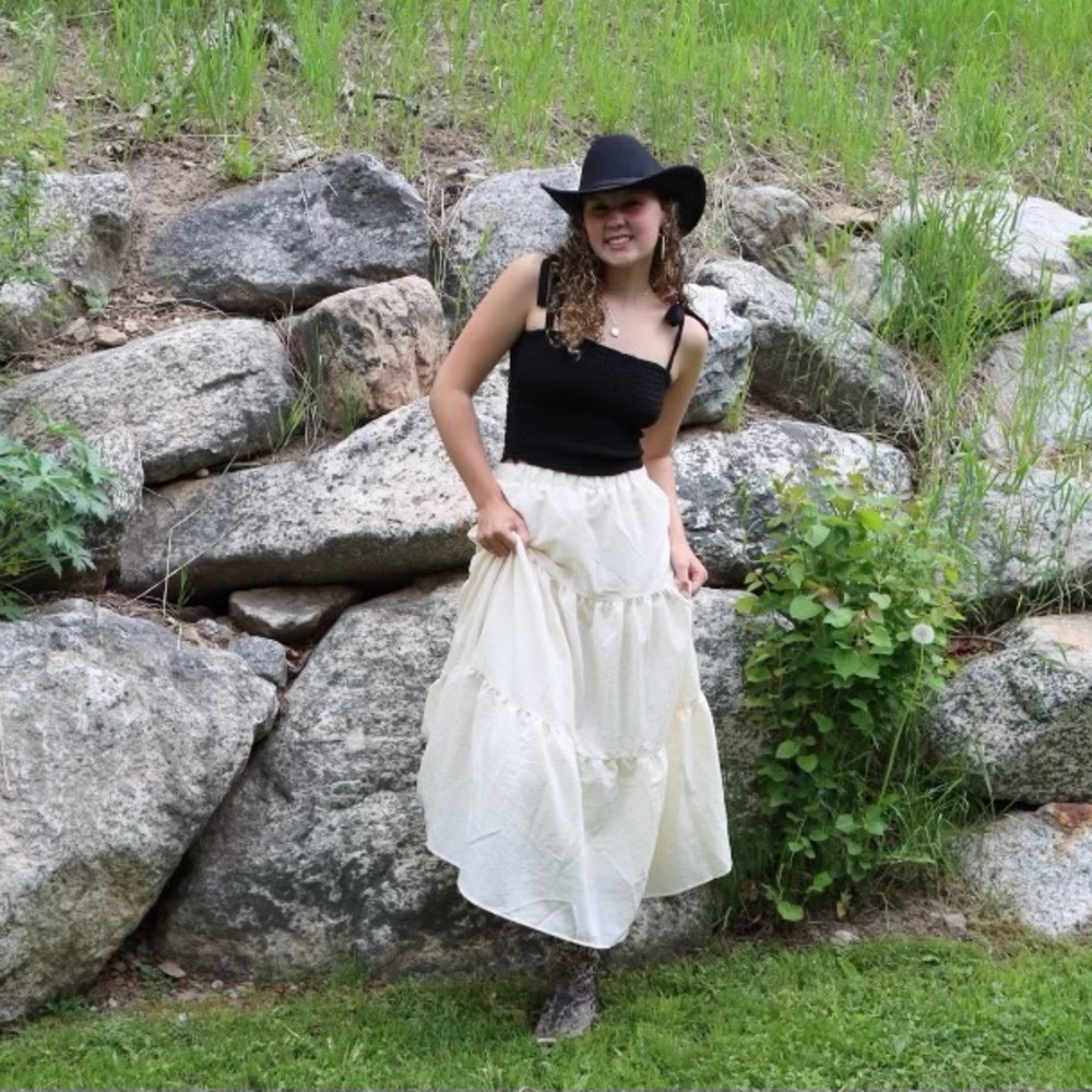 Cream petty skirt worn once for photshoot!